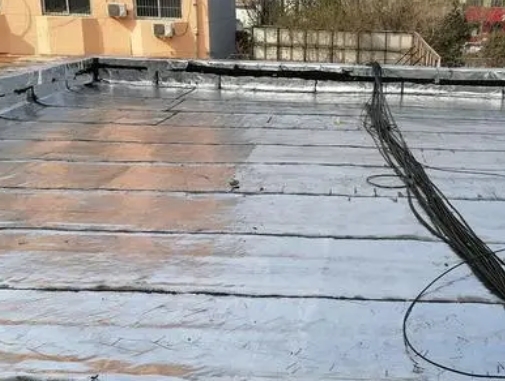 宁乡卫生间漏水维修公司分享下宁乡屋面楼顶防水刚性防水层施工要点。